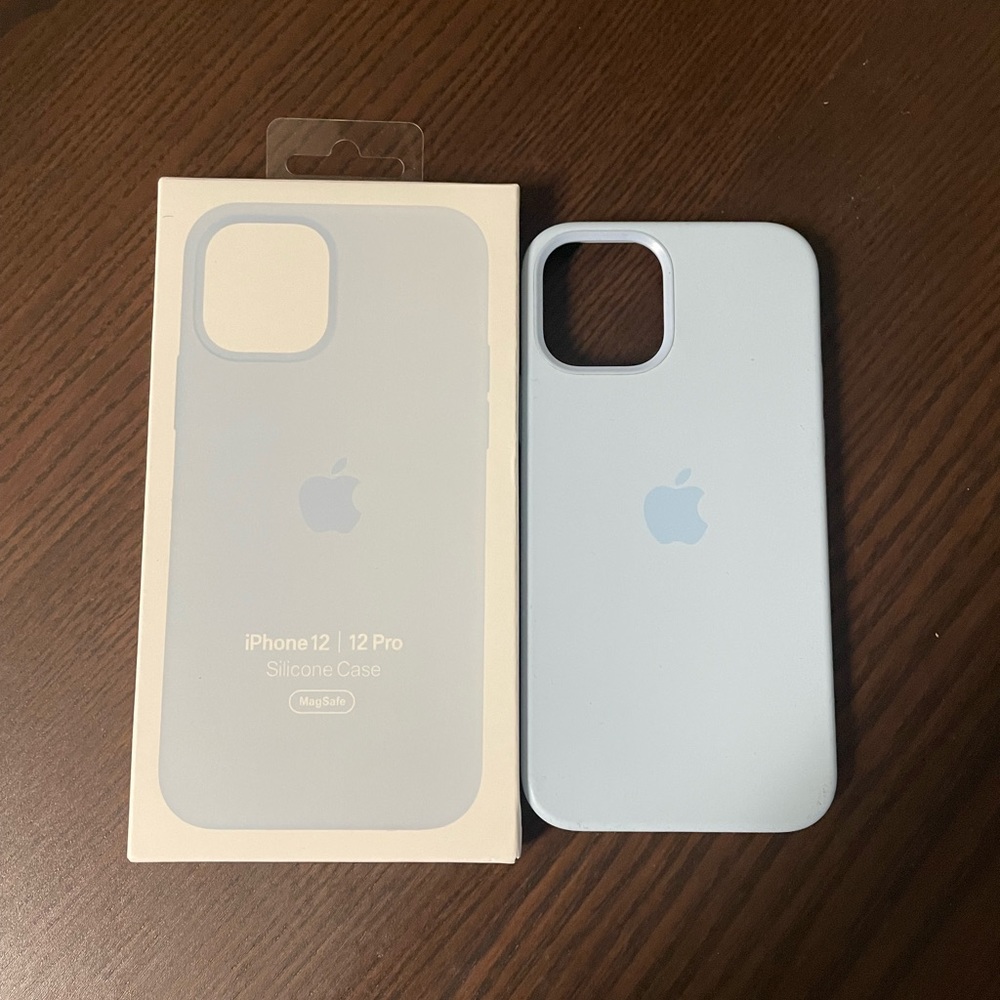 iPhone 12/12 Pro silicon case with MagSafe